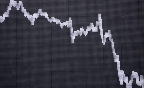 Bolsa de Tóquio fecha a perder 2,18%