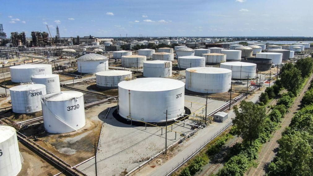 Petróleo continua a subir e revaloriza-se mais de 2,4% devido às tensões no Médio Oriente