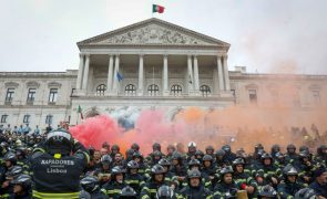 Sapadores Bombeiros protestam com petardos na escadaria da Assembleia da República