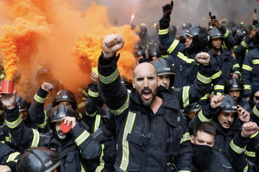 Centenas de bombeiros sapadores ocupam escadaria do parlamento em protesto