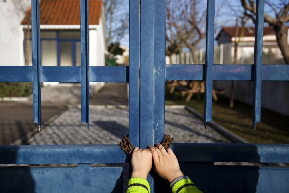 Greve dos trabalhadores não docentes fecha muitas escolas pelo País