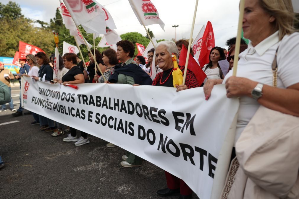 Centenas de trabalhadores não docentes protestam por melhores condições de trabalho