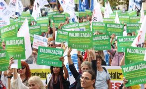 Centenas de professores de todo o país concentrados no Rossio em Lisboa