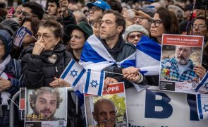 Milhares de manifestantes pró-Israel concentram-se na Torre Eiffel