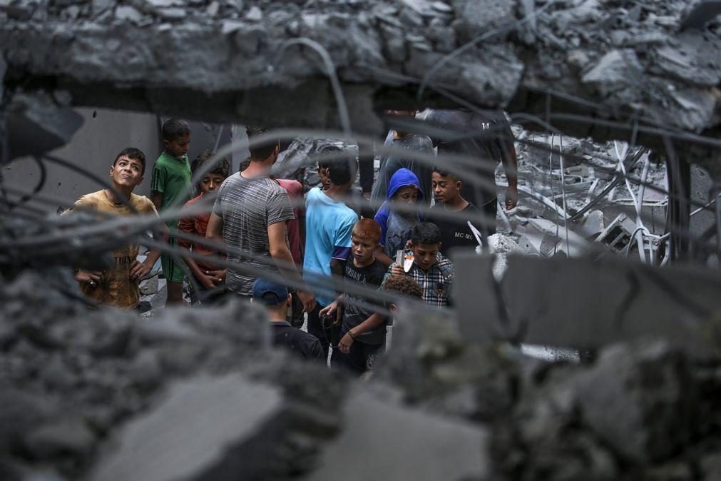 Pelo menos 300 trabalhadores humanitários mortos desde início da guerra em Gaza