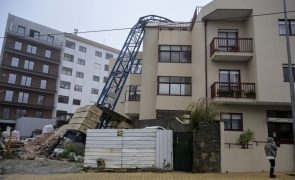 Queda de grua em Gaia desalojou quatro pessoas