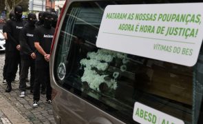 Lesados do BES usam carro funerário para protesto junto ao tribunal