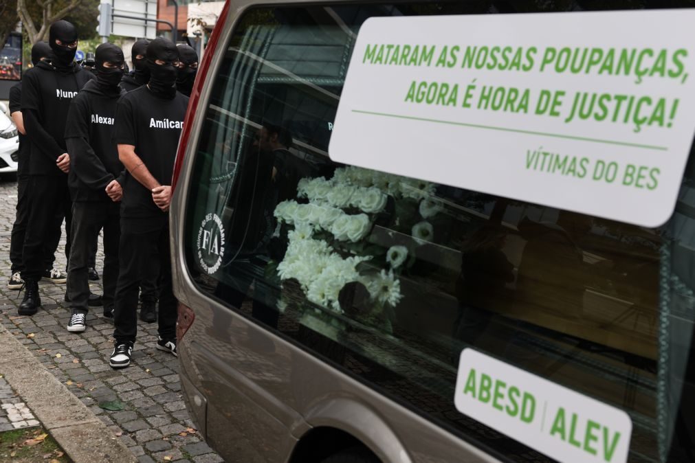 Lesados do BES usam carro funerário para protesto junto ao tribunal