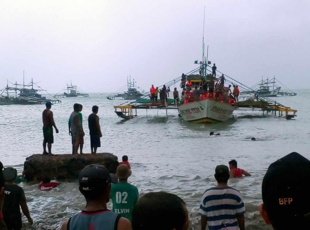 Filipinas | Prosseguem buscas por desaparecidos após naufrágio que fez quatro mortos