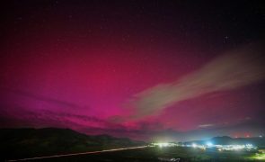 Novas tempestades solares fortes vão manter auroras boreais em locais menos habituais