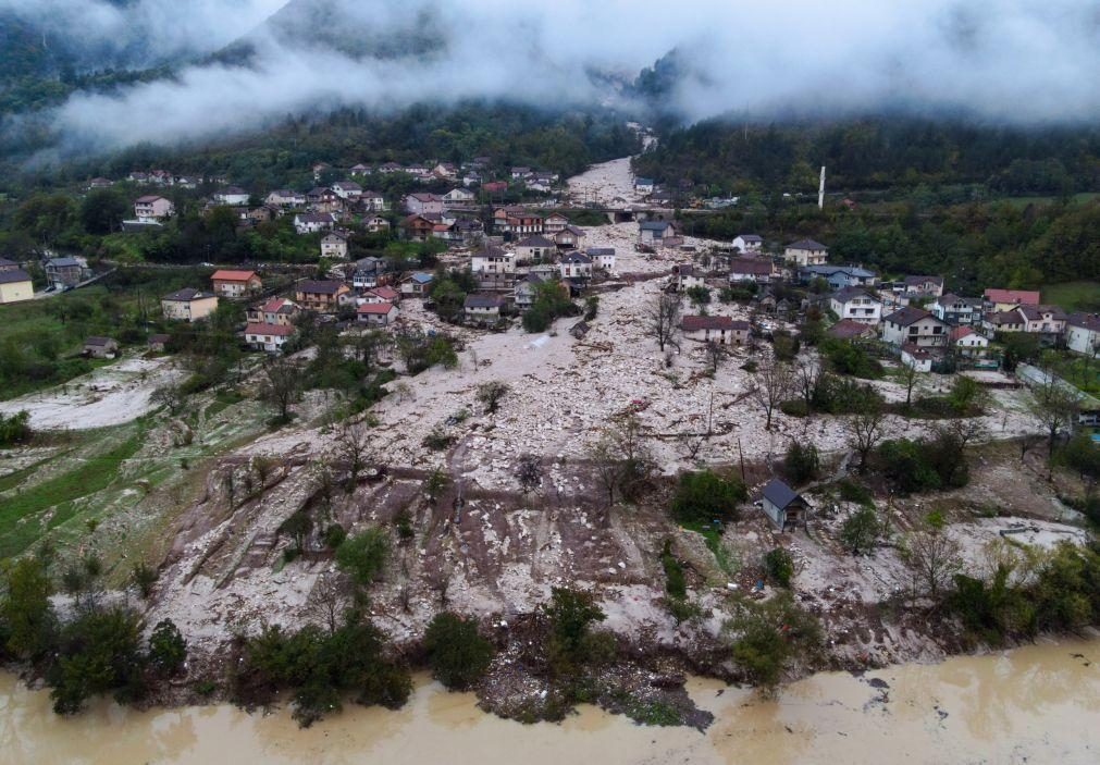 Moradores e ativistas no centro da Bósnia limpam lago após grandes inundações