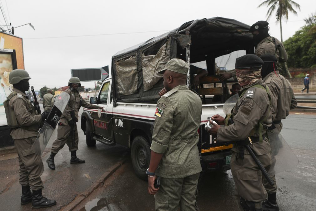 Polícia moçambicana lança gás lacrimogéneo para disperar manifestação em Maputo