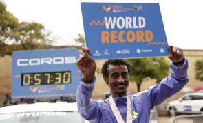 Yomif Kejelcha 'rouba' recorde mundial da meia maratona a Kiplimo por um segundo