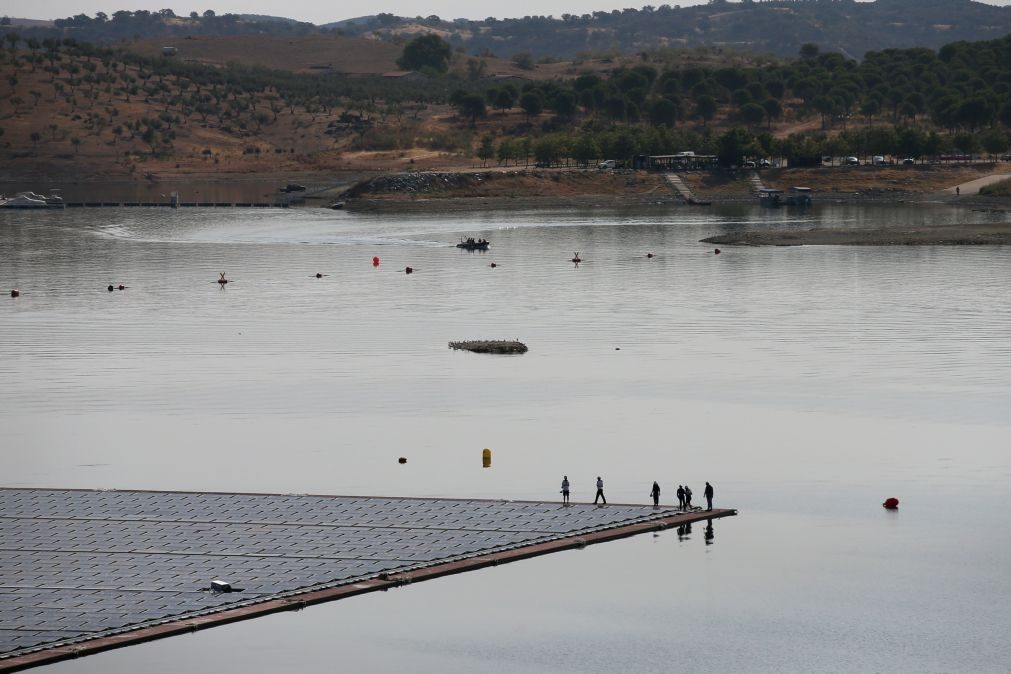 APA chumba plataforma de energia eólica e solar flutuante em Salamonde na Peneda-Gerês