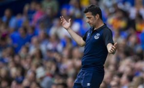 Marco Silva abordado pelo Manchester United