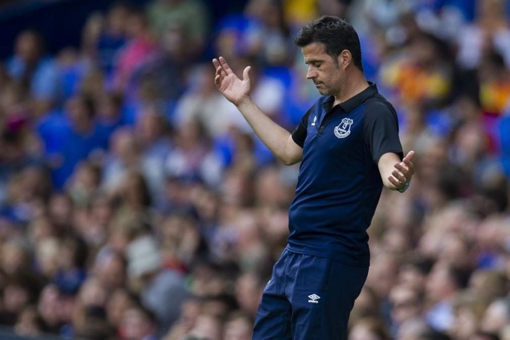 Marco Silva abordado pelo Manchester United