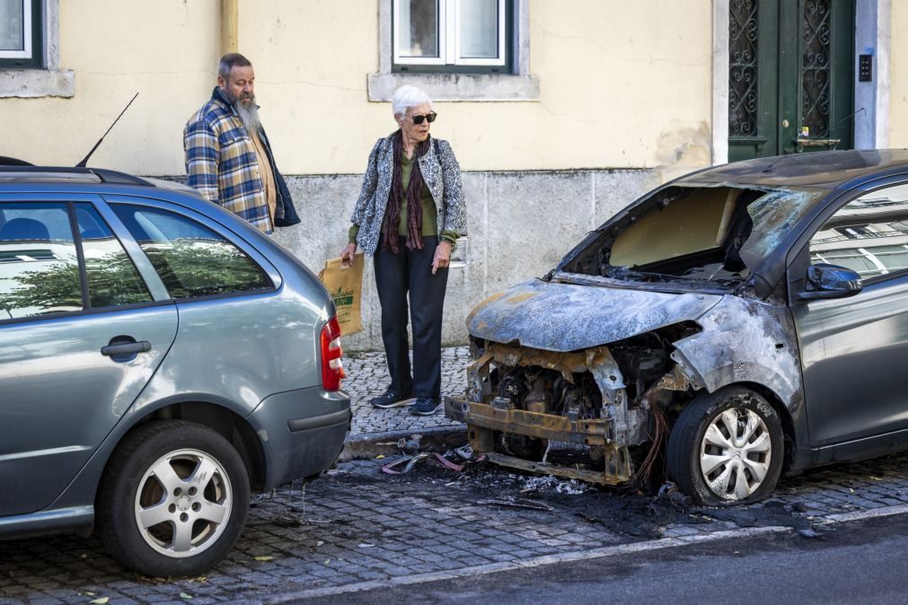 Um detido e cerca de 10 viaturas incendiadas em Benfica