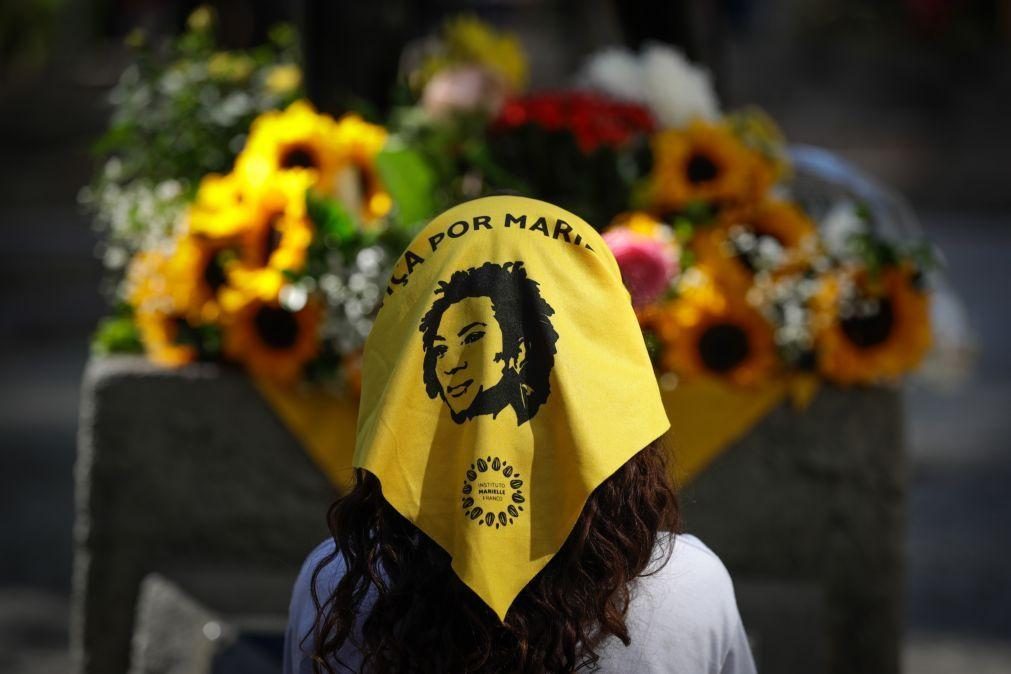 Dezenas junto do tribunal exigem respostas sobre assassínio de Marielle Franco