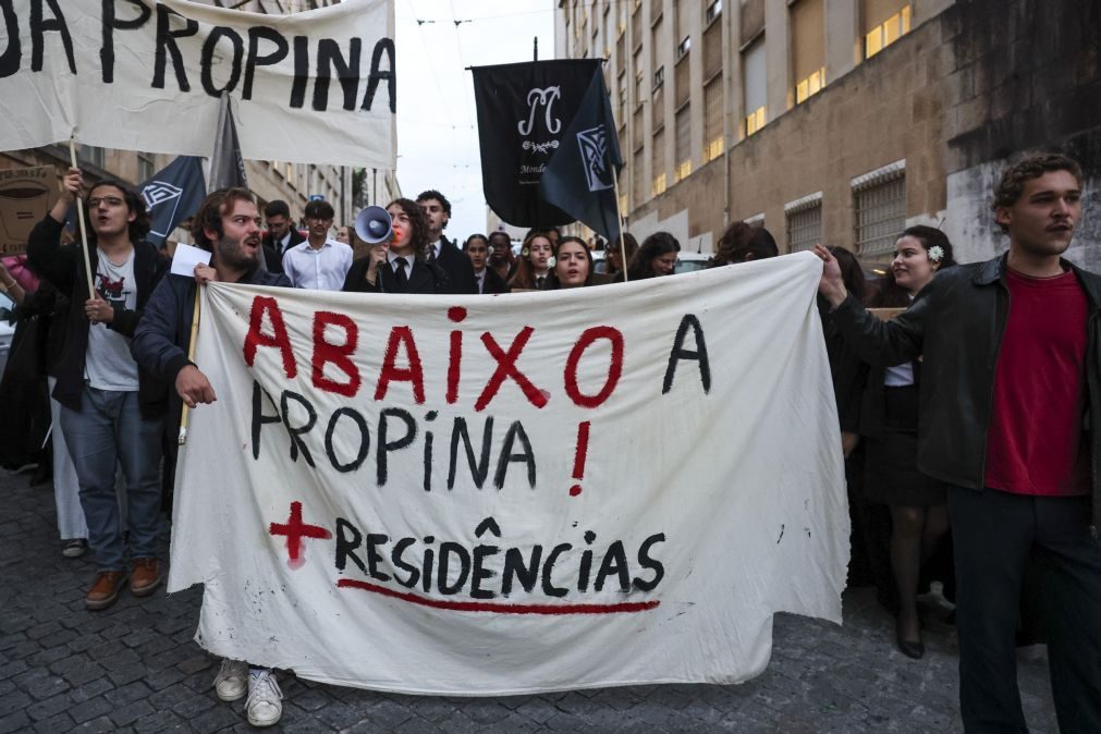 Mais de uma centena de estudantes protestam em Coimbra contra as propinas