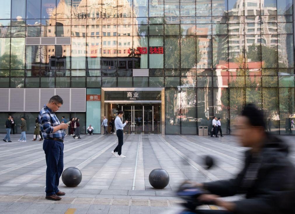 Atividade industrial da China volta a crescer após cinco meses de declínio