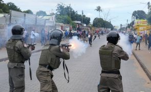 Polícia moçambicana dispersa manifestação entre tensão e tentativas de negociação