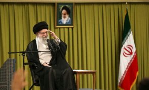 Ayatollah Khamenei promete resposta esmagadora a Israel e EUA