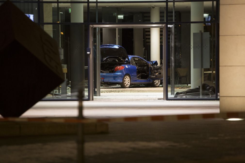 Homem lança viatura contra sede do SPD em Berlim