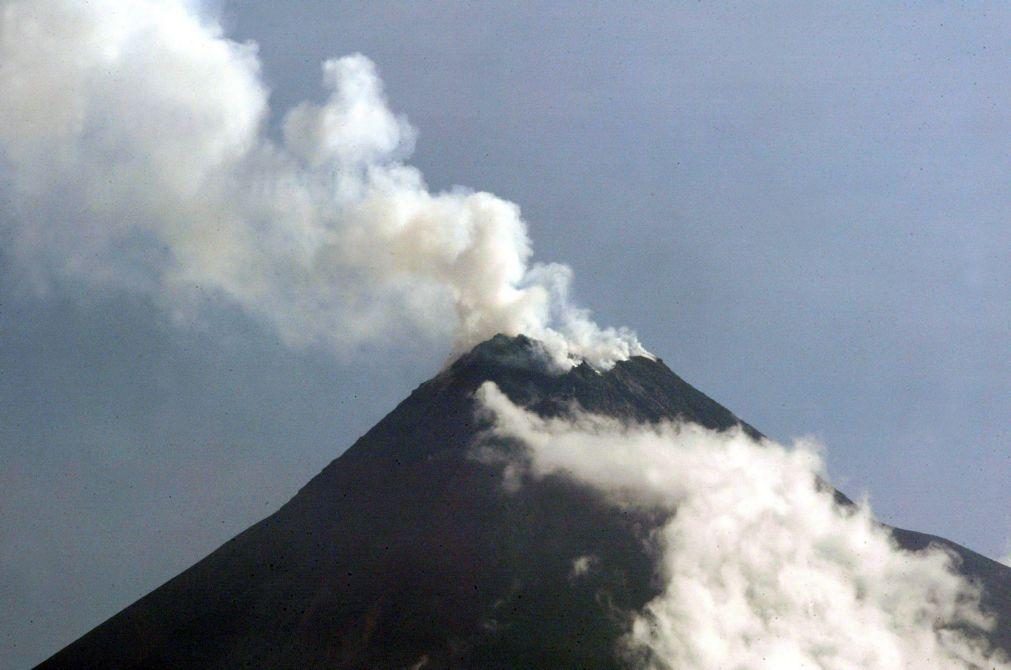 Pelo menos seis mortos em erupção vulcânica no leste da Indonésia