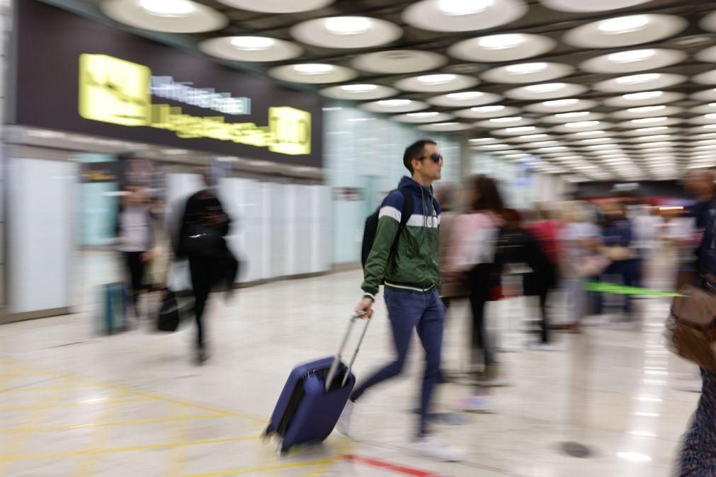 Chuvas levam a cancelamento de voos e desvios no aeroporto de Barcelona