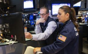 Wall Street sobe e aguarda decisões da Fed