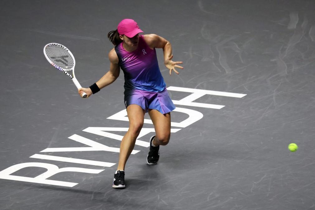 Campeã Iga Swiatek 'cai' na fase de grupos das WTA Finals