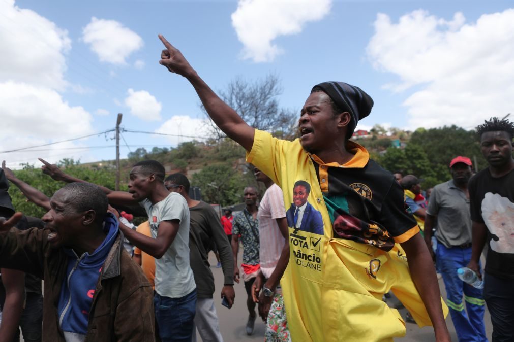 Manifestantes moçambicanos cortam acesso à principal fronteira com a África do Sul