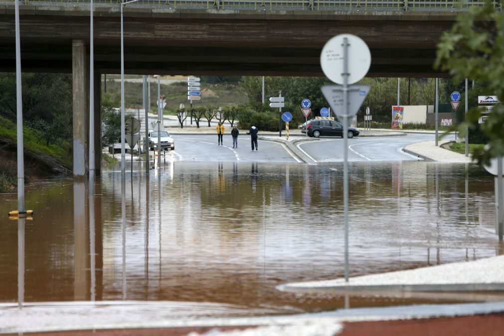 Chuva intensa alagou estradas, caves e lojas em Albufeira e Olhão