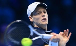 Jannik Sinner e Taylor Fritz qualificam-se para as meias-finais das ATP Finals