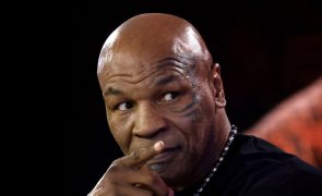 Mike Tyson cede o papel de vilão no improvável regresso ao ringue