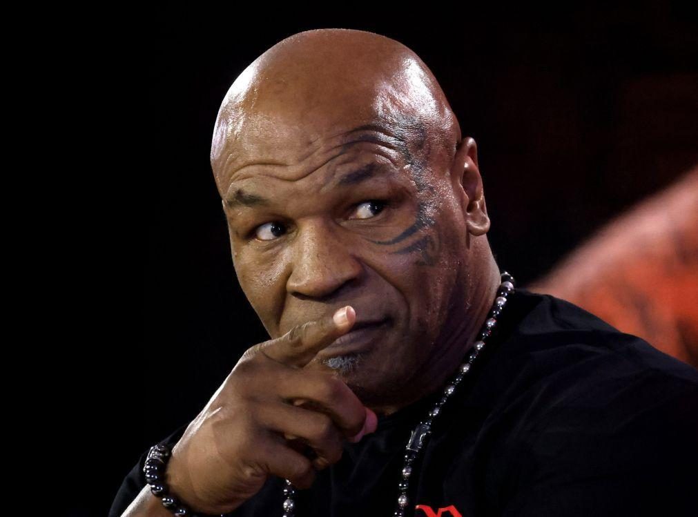 Mike Tyson cede o papel de vilão no improvável regresso ao ringue