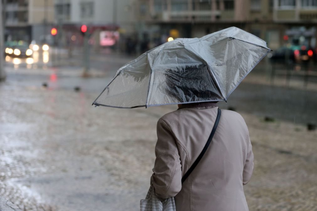 Efeitos da tempestade 'Bruno' trazem muita chuva, vento e ondas a partir do final da tarde