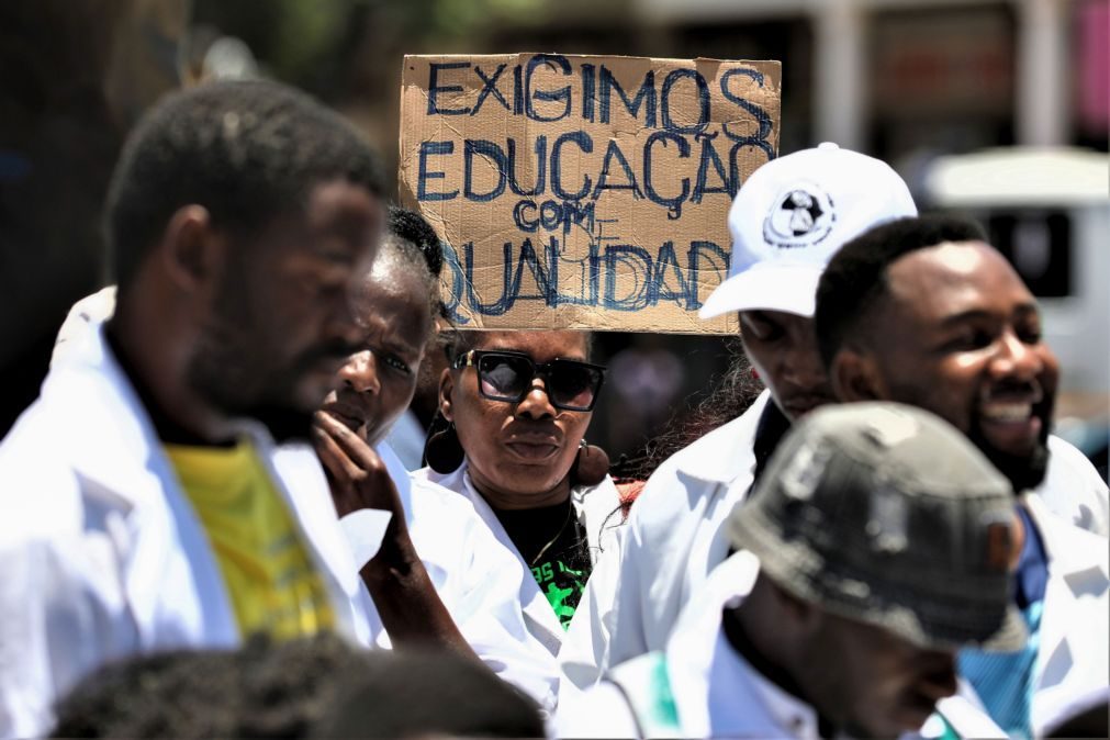 Professores manifestam-se em Maputo mesmo após lançamento de gás lacrimogéneo