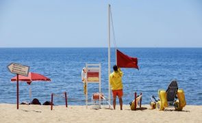 Época balnear com 70 interdições em praias de Portugal continental