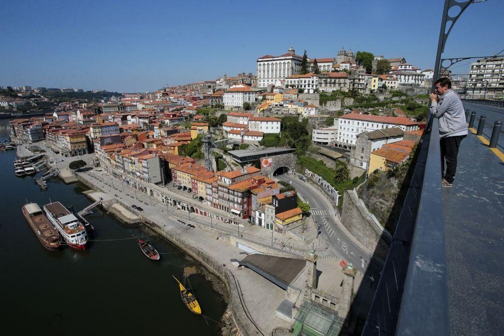 Casas vizinhas da pensão que está a arder no Porto evacuadas por precaução