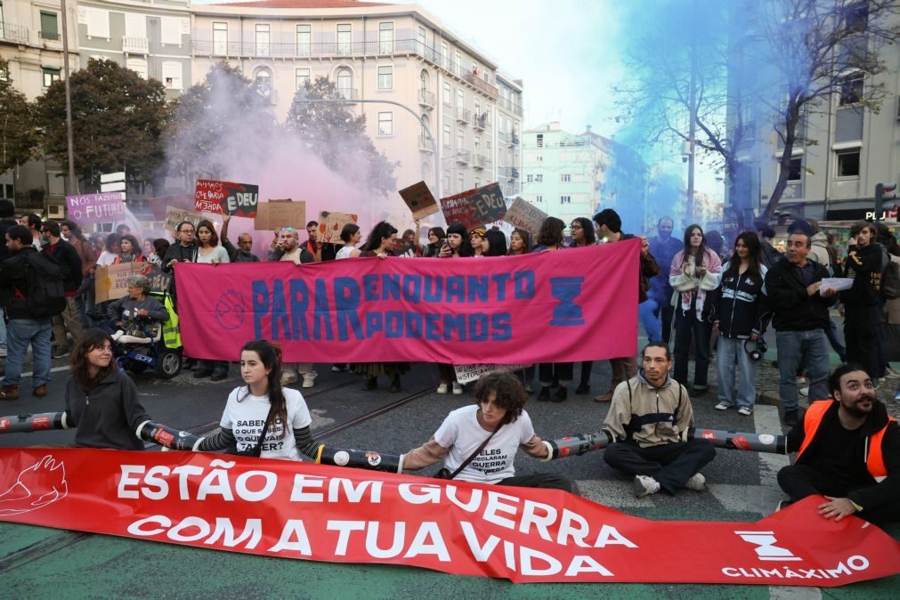 Cerca de 150 pessoas manifestaram-se hoje em Lisboa contra combustíveis fósseis