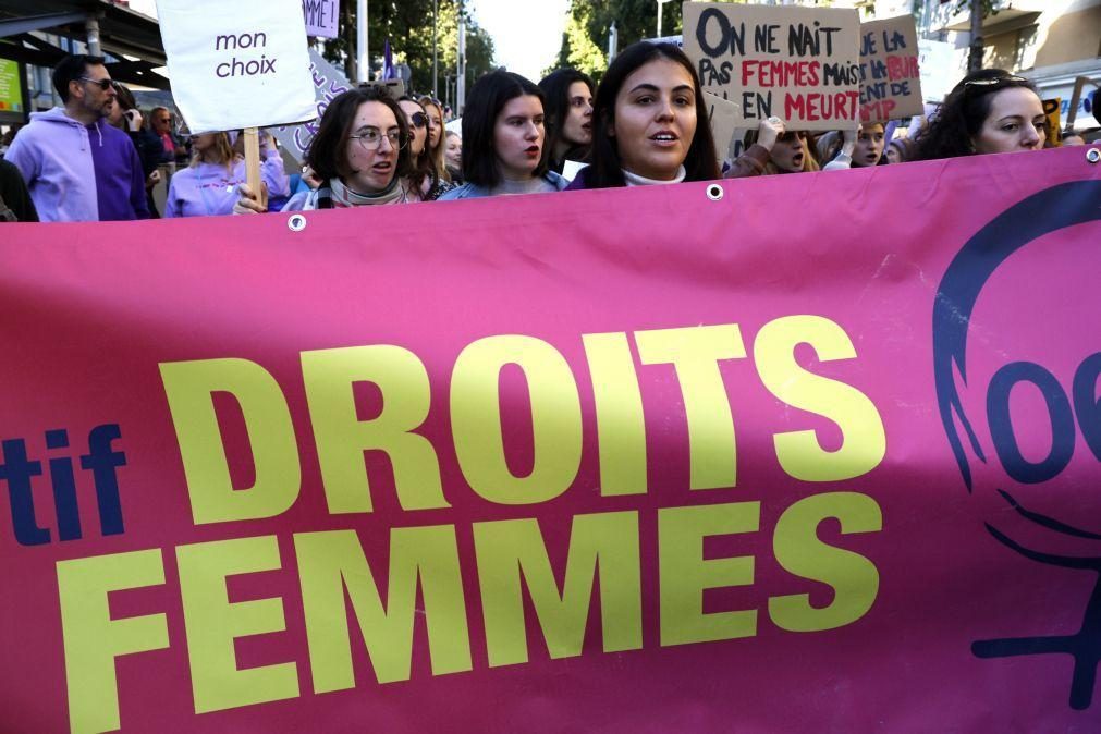 Milhares de roxo nas ruas de Paris contra a violência contra as mulheres