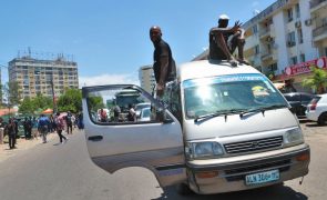 Venâncio Mondlane pede carros com cartazes abandonados nas ruas de Moçambique