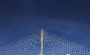 Trânsito na Ponte Vasco da Gama reabriu numa via após acidente com 12 veículos