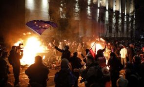 Polícia da Geórgia lança gás lacrimogéneo contra manifestantes pró-UE