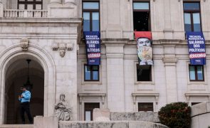 Chega coloca faixas na fachada do edifício da Assembleia da República