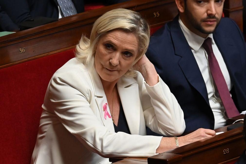 Marine Le Pen faz ultimato a PM francês para salvar Governo de coligação