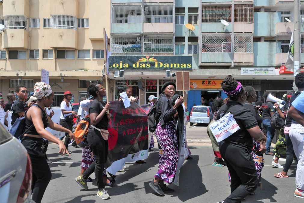 Mulheres marcham em repúdio ao atropelamento de jovem durante manifestações em Moçambique