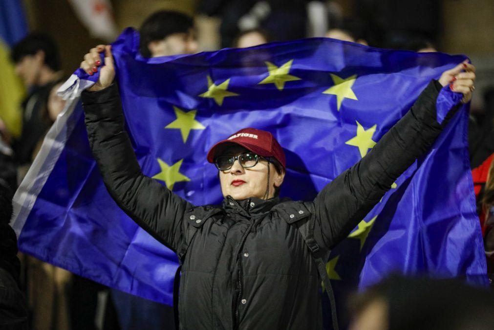 Opositores pró-europeus protestam pelo quarto dia junto ao parlamento da Geórgia