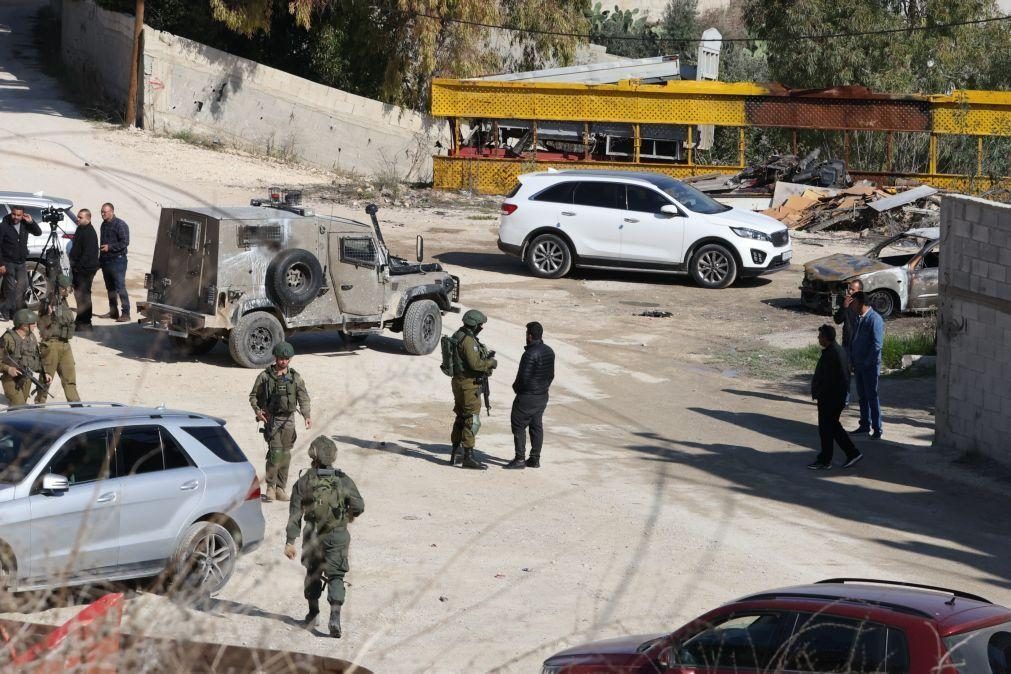 Colonos israelitas atacam palestinianos em Nablus, na Cisjordânia